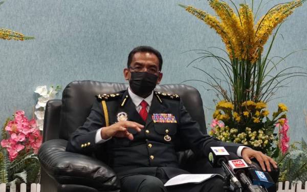 Azman ketika sidang media di Ibu Pejabat KPDNHEP di Putrajaya, pada Selasa.