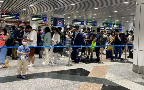 Kesesakan yang berlaku di KLIA pada Ahad lepas. - Foto FB Jabatan Imigresen Malaysia