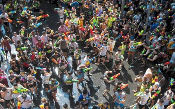 Pihak berkuasa kesihatan Thailand pada Selasa memberi amaran kepada orang ramai untuk bersiap sedia menghadapi lonjakan kes Covid-19 selepas sambutan Pesta Songkran yang akan berlangsung dari 13 hingga 15 April. Gambar fail.