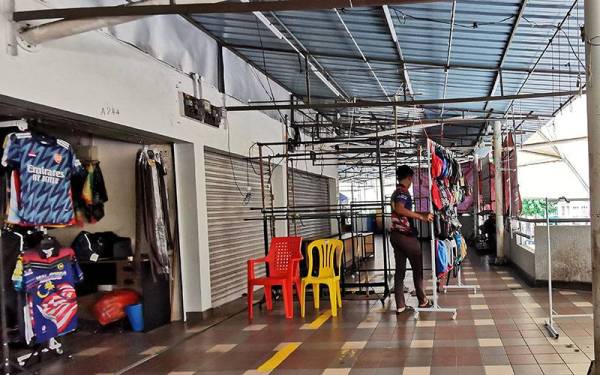 Seorang peniaga mula membuka gerai jualan pada jam 10 pagi ketika tinjauan Sinar Harian di Kompleks Hentian Bas Majlis Bandaraya Kuala Terengganu (MBKT).