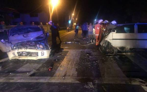 Keadaan dua kenderaan yang terlibat kemalangan di Kilometer 29 Jalan Seremban – Kuala Pilah awal pagi Rabu. - Foto PDRM