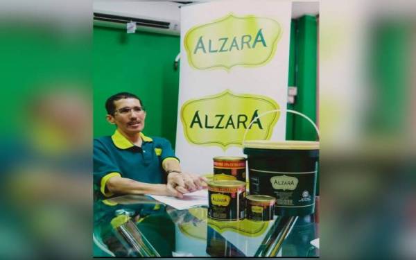 Syed Zainul bersama produk Alzara.