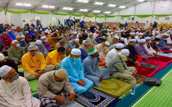 Lebih 500 jemaah hadir menunaikan solat sunat tarawih di Madinah Ramadan di Dataran Warisan Stadium Sultan Muhammad IV, Kota Bharu.