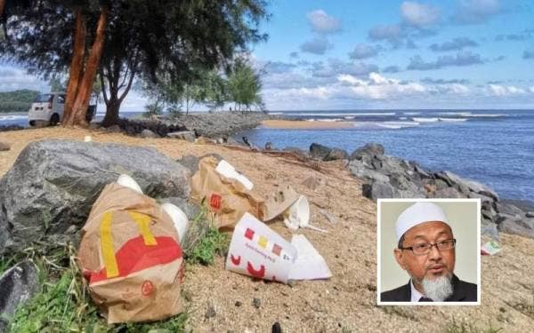 Pembungkus makanan yang dikesan dibuang merata-rata di kawasan lapang di Terengganu. (Gambar kecil: Alias)