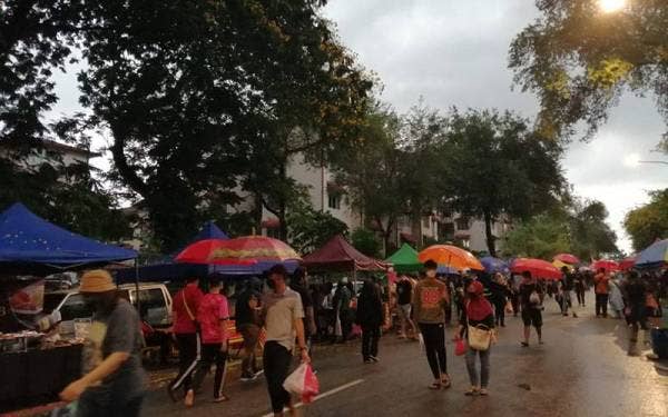 Antara pengunjung yang membeli juadah berbuka puasa di SS 6/1 Kelana Jaya pada Selasa.