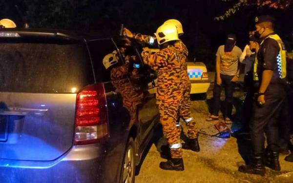 Anggota bomba membuka pintu kenderaan lelaki tersebut selepas menerima panggilan orang awam pada jam 1.33 pagi pada Rabu.- Foto: Ihsan JBPM
