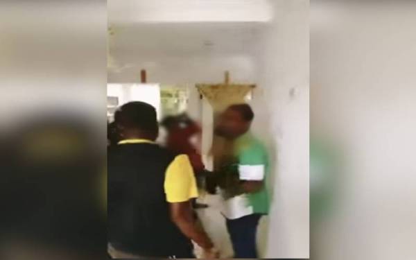 Tangkap layar klip video tular memaparkan seorang lelaki dikasari beberapa individu di dalam sebuah rumah pada Ahad.