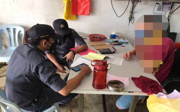 Tindakan tegas diambil terhadap peniaga yang didapati menjual ayam melebihi harga yang ditetapkan.