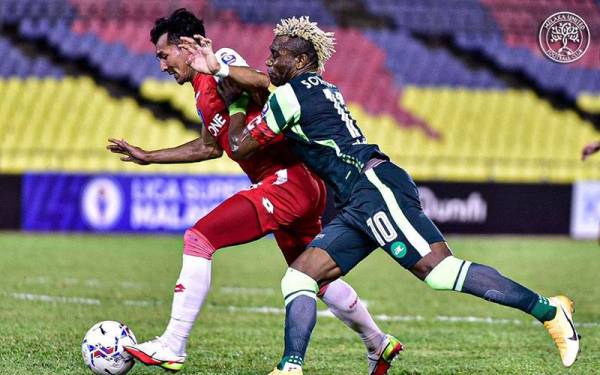 Antara aksi menarik perlawanan Melaka United menentang Sabah dalam perlawanan Liga Super di Stadium Hang Jebat. - Foto Melaka United Football Club