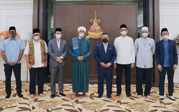 Amirudin (empat dari kanan) dan Habib Ali Zaenal (empat dari kiri) serta wakil Yayasan Ar-Ri’ayah bergambar pada pertemuan terbabit.