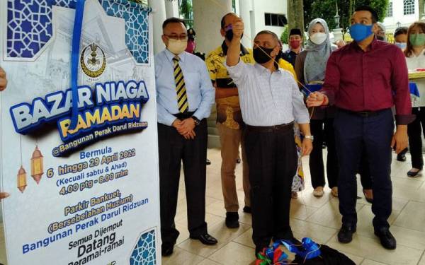 Saarani (tengah) menyempurnakan Majlis Perasmian Bazar Niaga Ramadan @ Bangunan Perak Darul Ridzuan di ruang parkir Bangunan Perak Darul Ridzuan, Ipoh pada Rabu.