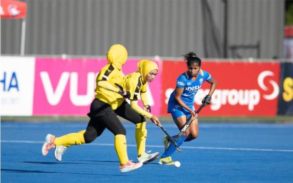 Aksi pemain remaja negara ketika berdepan India dalam perlawanan Kumpulan D Piala Dunia Remaja Wanita di Potchefstroom, Afrika Selatan, pada Selasa. - Foto Malaysian Hockey Confederation