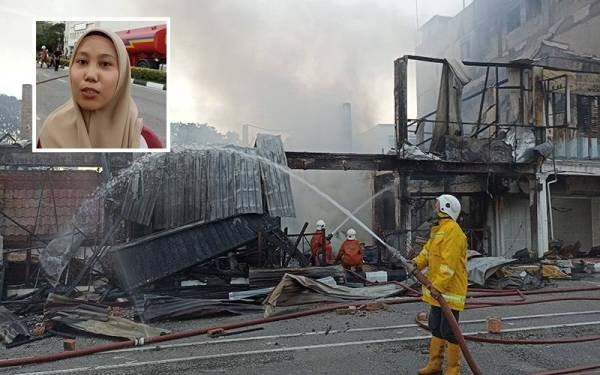Anggota bomba bertungkus-lumus memadamkan kebakaran lapan unit kedai di Jalan Alsagoff Pontian pada Rabu. (Gambar Kecil :Khadijah)