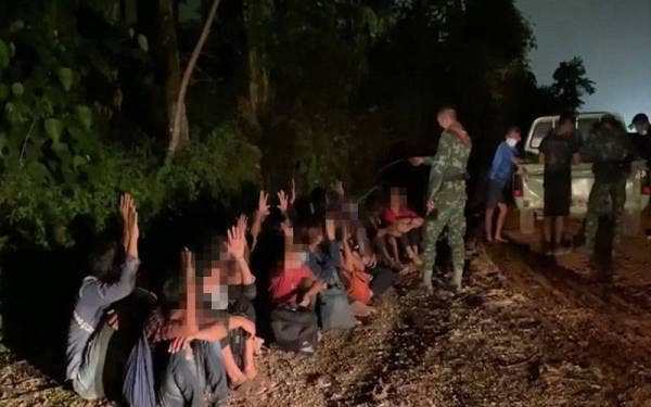 Pendatang tanpa izin Myanmar bersembunyi di ladang getah di Songkhla ditangkap, pada Rabu. Foto Bangkok Post