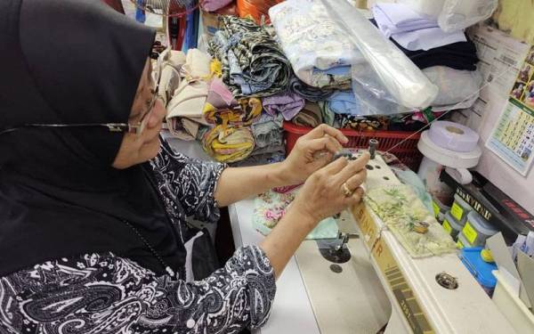 Tukang jahit terpaksa menaikkan kos upah jahit susulan harga peralatan jahit turut mengalami peningkatan pada awal tahun ini. - Gambar hiasan