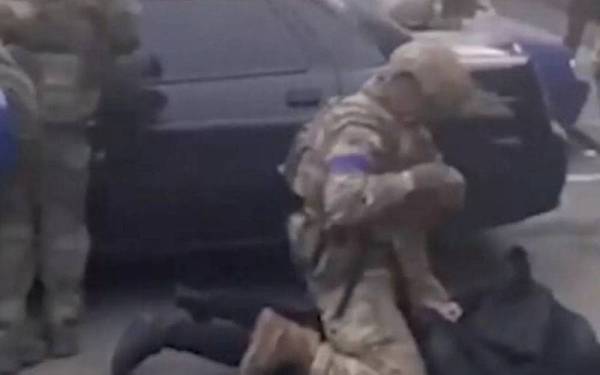 Seorang anggota SBU mengasari tahanan dalam satu rakaman video. - Foto Agensi