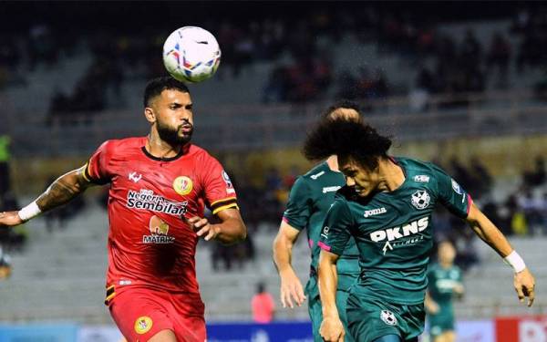 Pemain Negeri Sembilan, Matheus Alves (kiri) dikawal pemain Selangor, Sahrul Nazeem pada perlawanan Liga Super di Stadium Tuanku Abdul Rahman, Paroi pada Selasa.