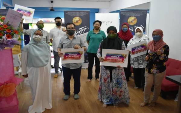 Hafiza (depan, dua dari kanan) bersama rakan strategik perniagaan dan pelanggan memberi sokongan World #QuranHour selepas Majlis Prapelancaran Rumah Ngaji @ Furqon: Self-Sustaining Model.