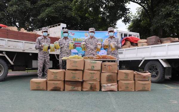 Minyak masak bersubsidi yang berjaya dirampas sebelum sempat diseludup ke negara jiran di jeti pangkalan nelayan Silam Kem, Lahad Datu.