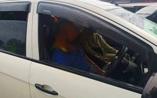 Cubaan seorang lelaki yang menjadi 'transporter' dengan menerima upah RM1,700 untuk menyeludup keluar empat PATI wanita warga Thailand dari negara jiran menjerat diri apabila dicekup PGA pada Rabu.