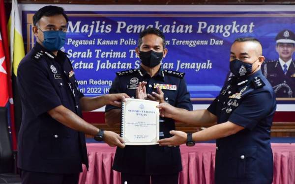 Rohaimi (tengah) menyaksikan penyerahan tugas oleh bekas Ketua Jabatan Siasatan Jenayah Terengganu, Mohd Marzukhi (kiri) kepada Suffian (kanan) di Dewan Redang Ibu Pejabat Polis Kontinjen Terengganu di Kuala Terengganu.