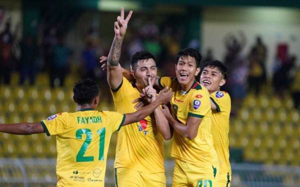 Buschening (dua dari kiri) mencatatkan satu jaringan buat KDA FC dalam saingan Liga Super 2022 setakat ini. - Foto KDA FC