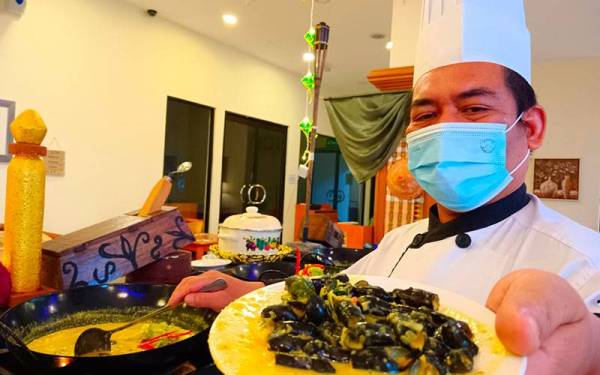 Cef Azhar Ismail menunjukkan hidangan siput jenis belitung yang dimasak lemak.