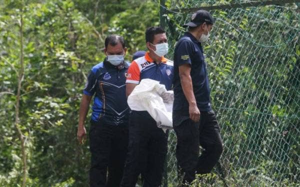 Kelihatan anggota Forensik membawa keluar cebisan tulang ditemui.