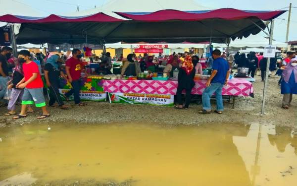 Kawasan hadapan gerai Badariah digenangi air sehingga menyebabkan pelanggan sukar untuk pergi ke gerai berkenaan.