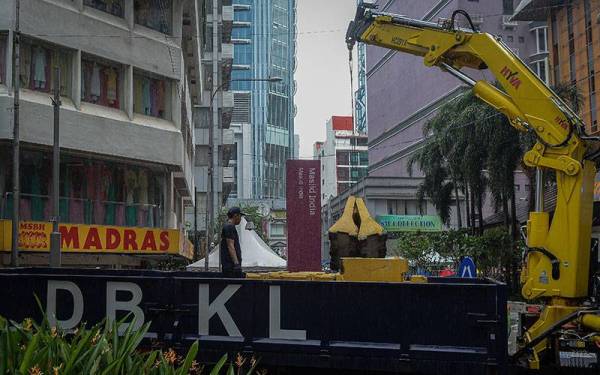 Lencongan jalan giat dilakukan kakitangan DBKL bagi memberi laluan kepada aktiviti Bazar Aidilfitri Jalan Tunku Abdul Rahman (Jalan TAR). Bazar tersebut akan beroperasi bermula dari 9 April hingga 2 Mei ini. Foto Bernama