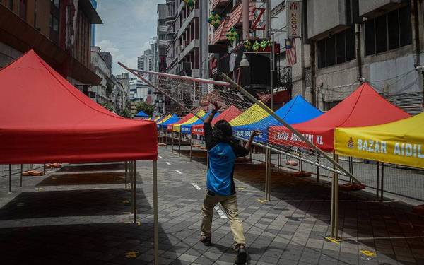 Khemah Bazar Aidilfitri Jalan Tunku Abdul Rahman (Jalan TAR) mula dipasang dan bazar tersebut akan beroperasi bermula 9 April hingga 2 Mei ini. Foto Bernama