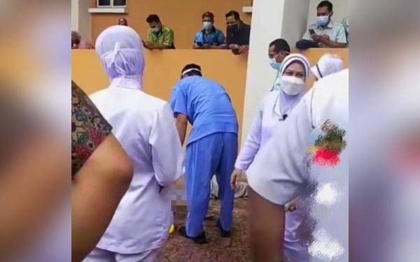 Seorang pesakit lelaki berusia 66 tahun dilaporkan terjatuh dari tingkat satu di bangunan Pusat Rawatan Harian (ACC) Hospital Raja Perempuan Zainab II (HRPZ II), Kota Bharu pada Khamis. - Foto ihsan pembaca