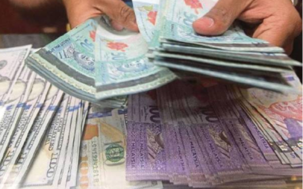 Ringgit meneruskan aliran penurunannya berbanding dolar AS pada Khamis selepas hasil perbendaharaan negara maju itu yang stabil ternyata memberi sokongan ke atas mata wang tersebut - Gambar hiasan