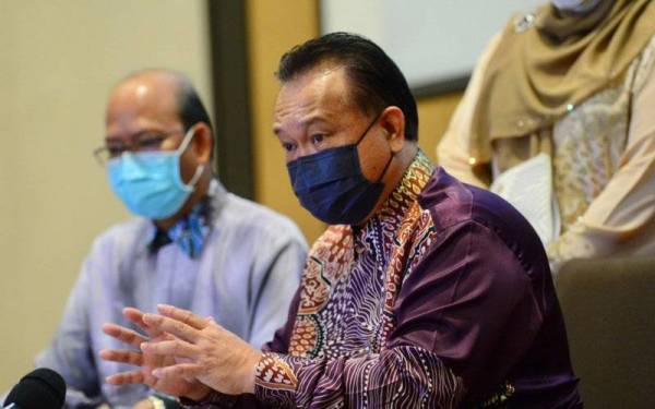 Alexander (kanan) pada sidang akhbar selepas sesi libat urus bersama industri sempena pewartaan dan penguatkuasaan Perintah Perihal Dagangan (Perakuan dan Penandaan) Pelitup Muka Bukan Perubatan dan Peranti Rokok Elektronik dekat sini pada Khamis.