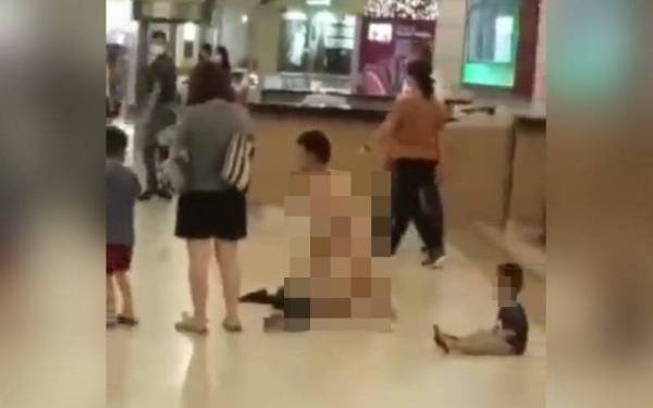 Tangkap layar seorang lelaki berbogel di lobi sebuah hotel di Genting Highlands di Bentong pada Rabu.