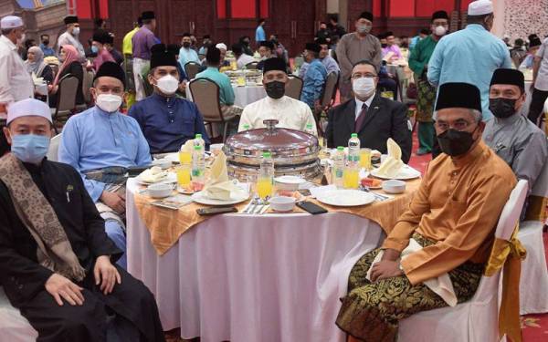 Idris (tengah), Mohd Radzi (tiga dari kiri) dan Ragai Tawfik Said Nasr( tiga dari kanan) ketika menghadiri Majlis Iftar Ramadan Sempena Sambutan Hari Al-Azhar Sedunia 2022M/M1443H dan Ulang Tahun WOAG Malaysia ke-10 di Dewan Serbaguna, Masjid Wilayah Persekutuan hari ini. - Foto Bernama