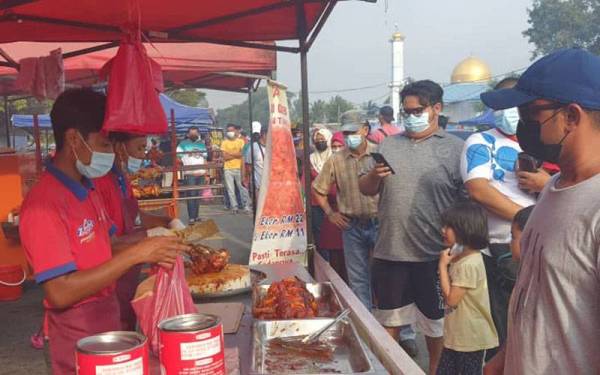 Zam Ayam Golek laris dijual di Bazar Ramadan Ayer Baloi.
