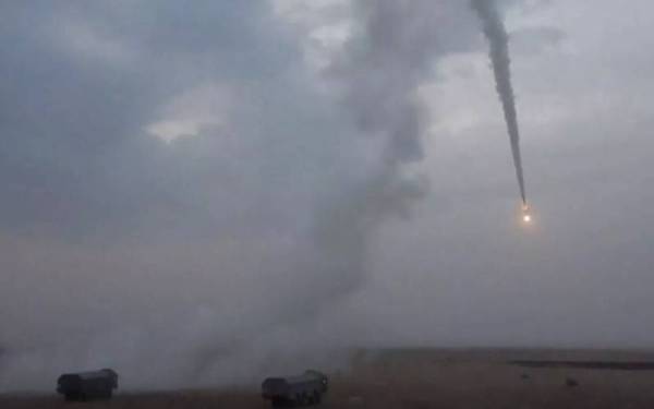 Satu rakaman video menunjukkan sebuah peluru berpandu dilancarkan dari Crimea ke depot bahan api milik tentera Ukraine baru-baru ini. - Foto Kementerian Pertahanan Rusia