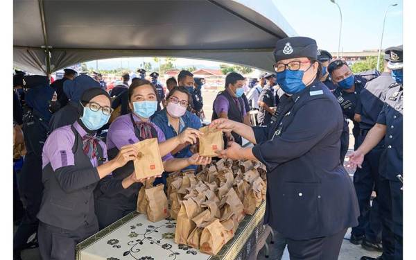 McDonald’s Malaysia telah menyantuni lebih daripada 17,000 anggota polis dari balai-balai polis berdekatan dengan 320 buah restoran McDonald’s di seluruh negara.