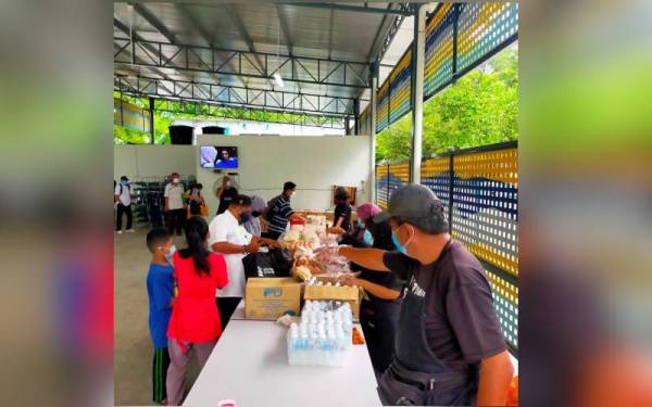 Program sumbangan makanan Pertiwi Soup Kitchen kepada golongan gelandangan kota.