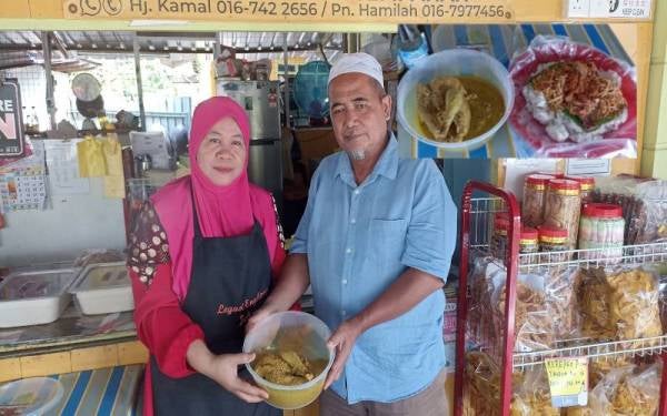 Kamal Ibrahim (kanan) dan isterinya, Hamilah (kiri) menunjukkan ayam 'engkong' yang menu hidangan istimewa masyarakat Jawa.