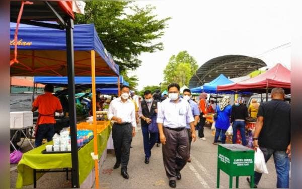 Dr Sharol Nizam (kanan) bersama Nik Mohd Hasanuddin (kiri) semasa mengadakan operasi pemeriksaan bazar Ramadan di jajahan Machang.