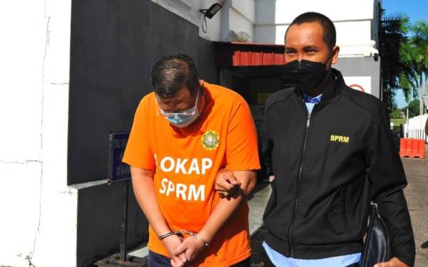 Seorang pembantu pegawai tadbir sebuah agensi dibawa ke Mahkamah Majistret Johor Bahru pada Jumaat untuk mendapatkan tempoh reman bagi membantu siasatan berkaitan kes rasuah.