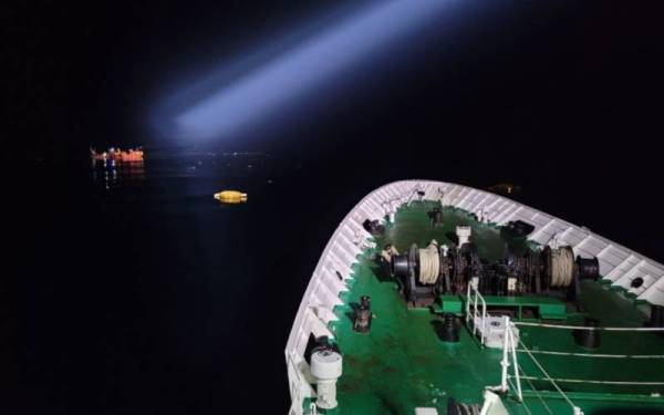 Operasi mencari di luar Pulau Mara sedang dijalankan pada hari Jumaat. Foto Coast Guard
