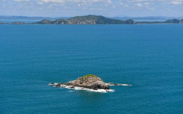 Pemandangan sekitar Timur Bandar Penawar dan Pulau Sibu, ketika Helikopter Agusta Westland AW139 milik Maritim Malaysia melakukan pemantauan udara di lokasi mencari dan menyelamat bagi mengesan tiga penyelam warga asing yang dilaporkan hilang. - Foto Bernama