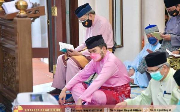 Sultan Sharafuddin Idris (kiri) bersama anakandanya, Tengku Amir Shah berkenan mengikuti Majlis Bacaan Yasin dan Tahlil sempena Hari Hol Almarhum Sultan Salahuddin Abdul Aziz Shah di sini pada Khamis.