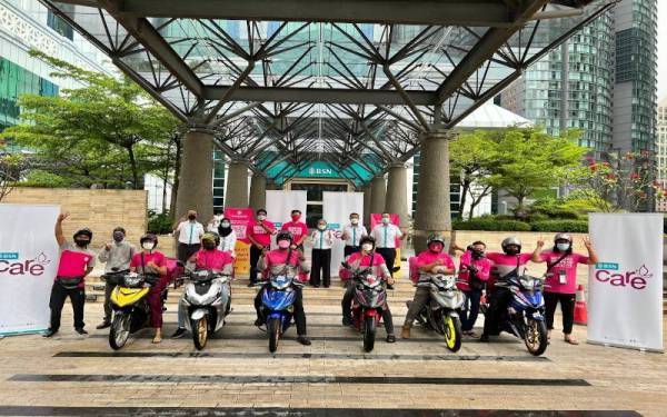Pengurusan BSN dan foodpanda bergambar bersama penghantar makanan yang hadir menerima juadah berbuka puasa di Wisma BSN, Kuala Lumpur.