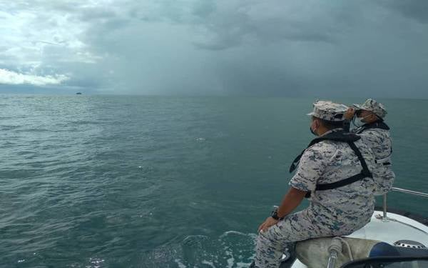 Anggota Maritim Malaysia masih membuat pemantauan bagi mengesan mangsa di sembilan pulau-pulau lain di Mersing.