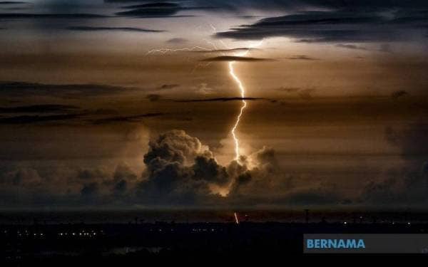 MetMalaysia mengeluarkan amaran ribut petir dan hujan lebat yang dijangka berlaku di 10 negeri sehingga jam 7 malam ini. - Foto hiasan