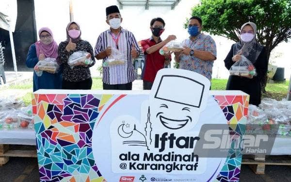 Penolong Pengurus Perhubungan Media dan Editorial Kumpulan Komunikasi Korporat BIMB, Muhammad Syafiq Sharuddin (tiga dari kanan) menyampaikan sumbangan juadah berbuka puasa kepada Airol (dua dari kanan) di Dataran Karangkraf pada Jumaat.